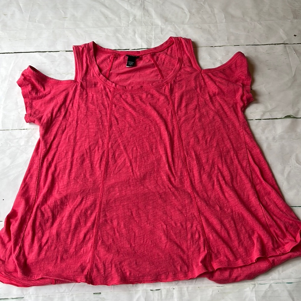 Cold shoulder tee